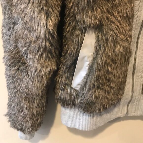 Vertigo Paris faux fur bomber jacket. Size small - Picture 4 of 8